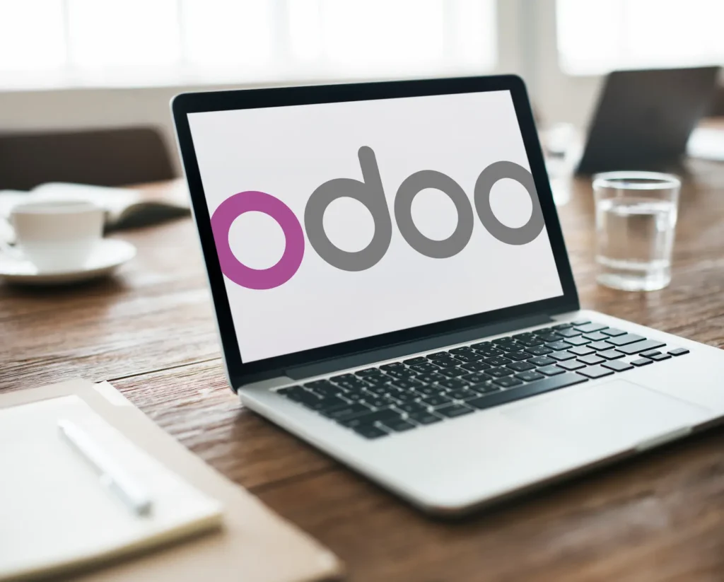 image d'un ordinateur portable ou laptop avec un logo de l'entreprise Odoo