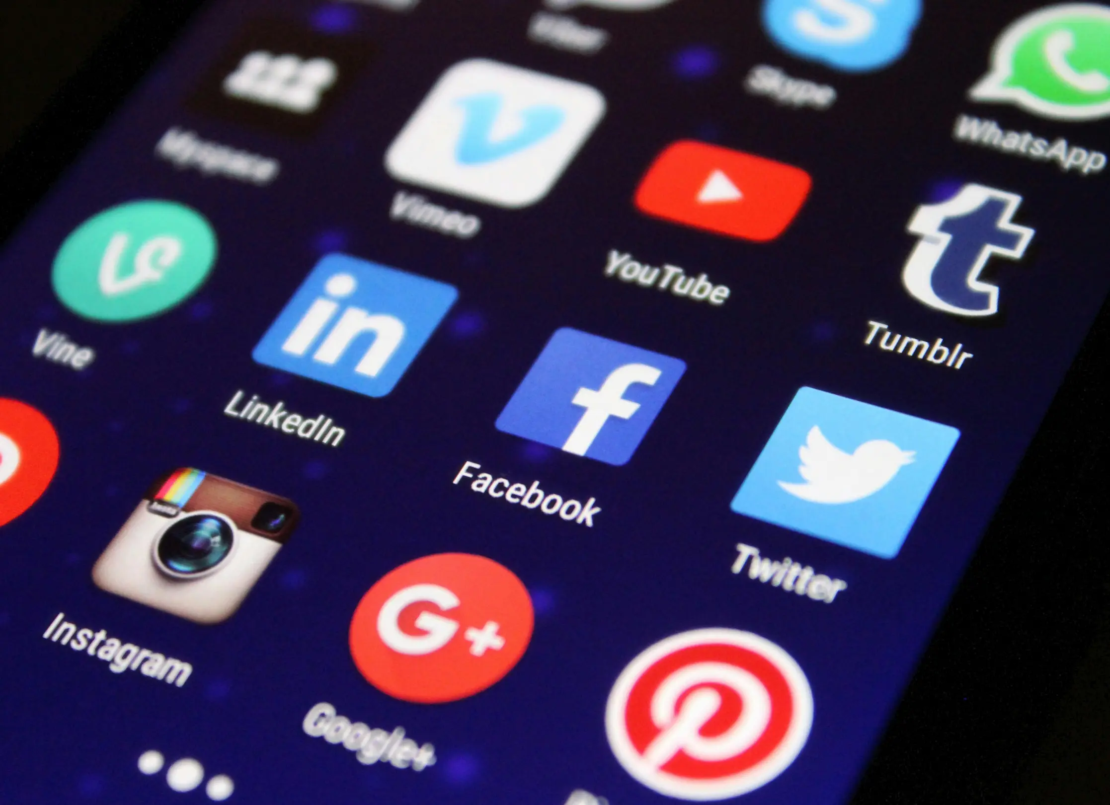 image représentant un smartphone montrant les applications de réseaux sociaux tel que Facebook, Instagram, Linkedin, Twitter X, YouTube.